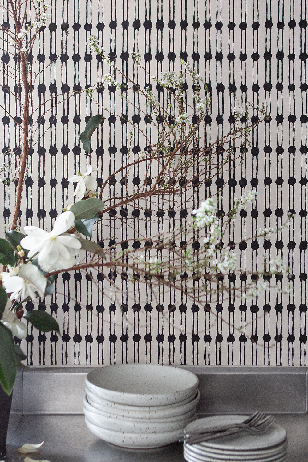 Sample - Grand Jacobsen Vinyl Wallpaper in Bone/Ebony