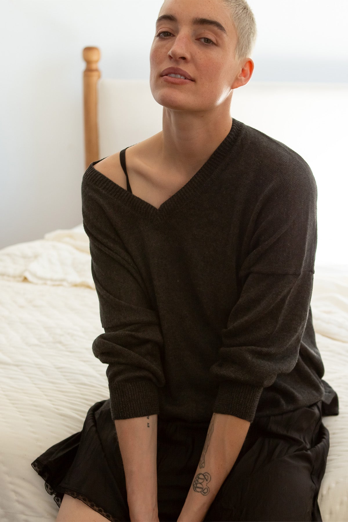 Anna Pima Cotton V Neck Pullover in Charcoal
