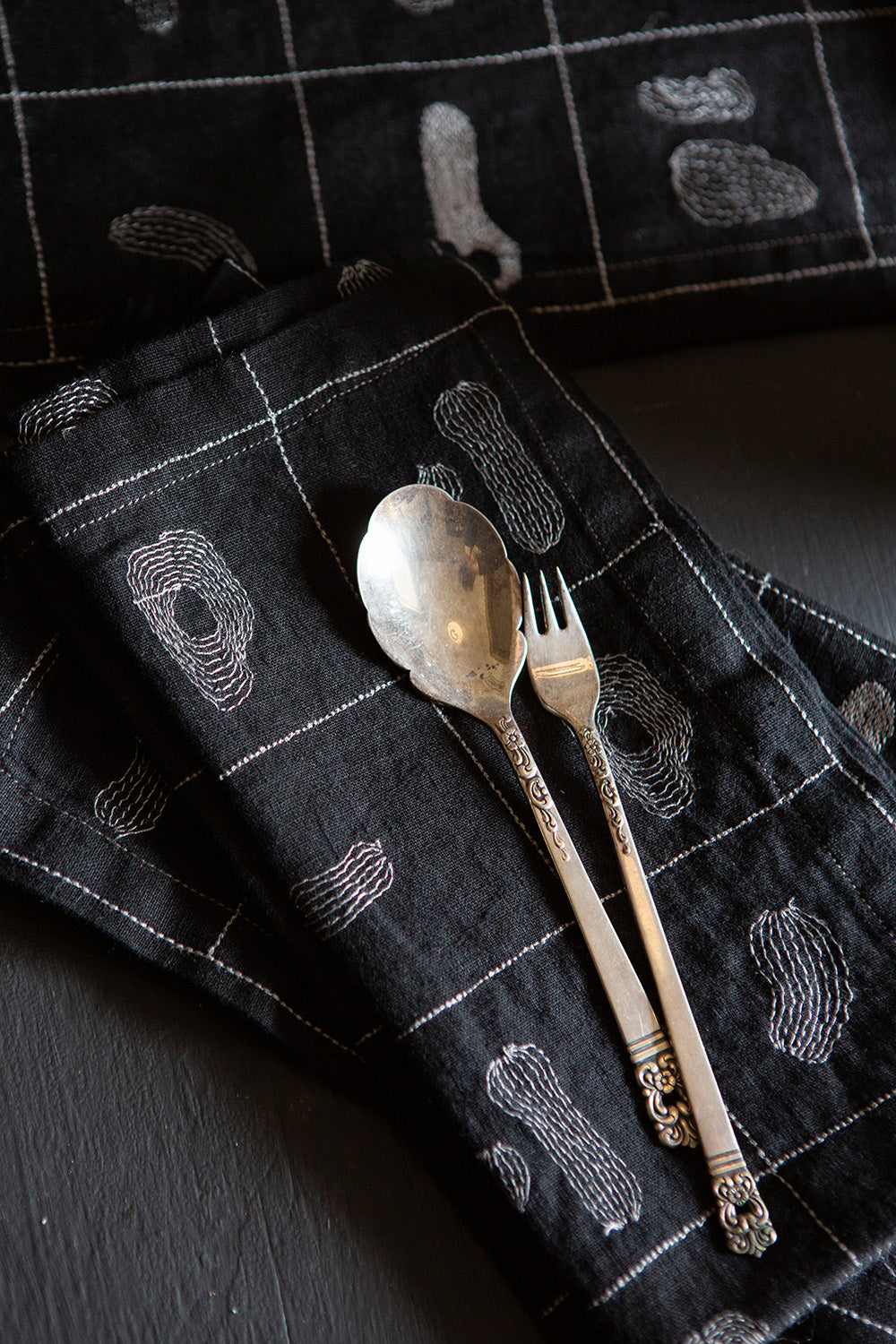 Set of 4 Linen Napkins In Black Line Embroidery