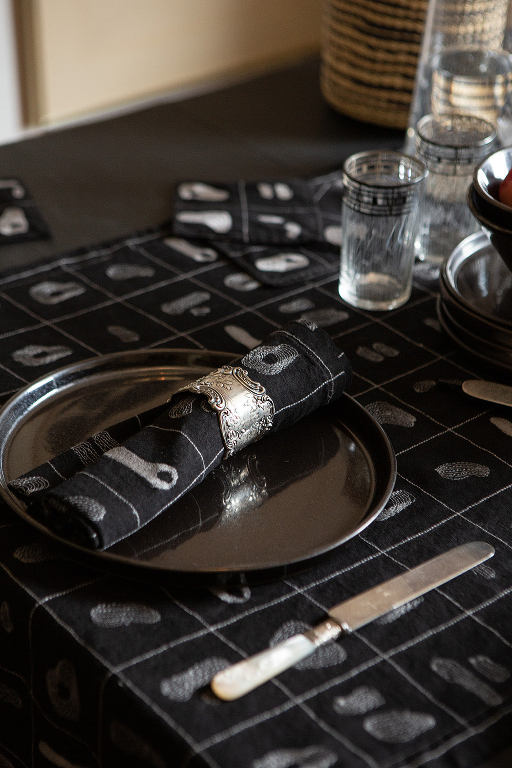 Set of 4 Linen Napkins In Black Line Embroidery