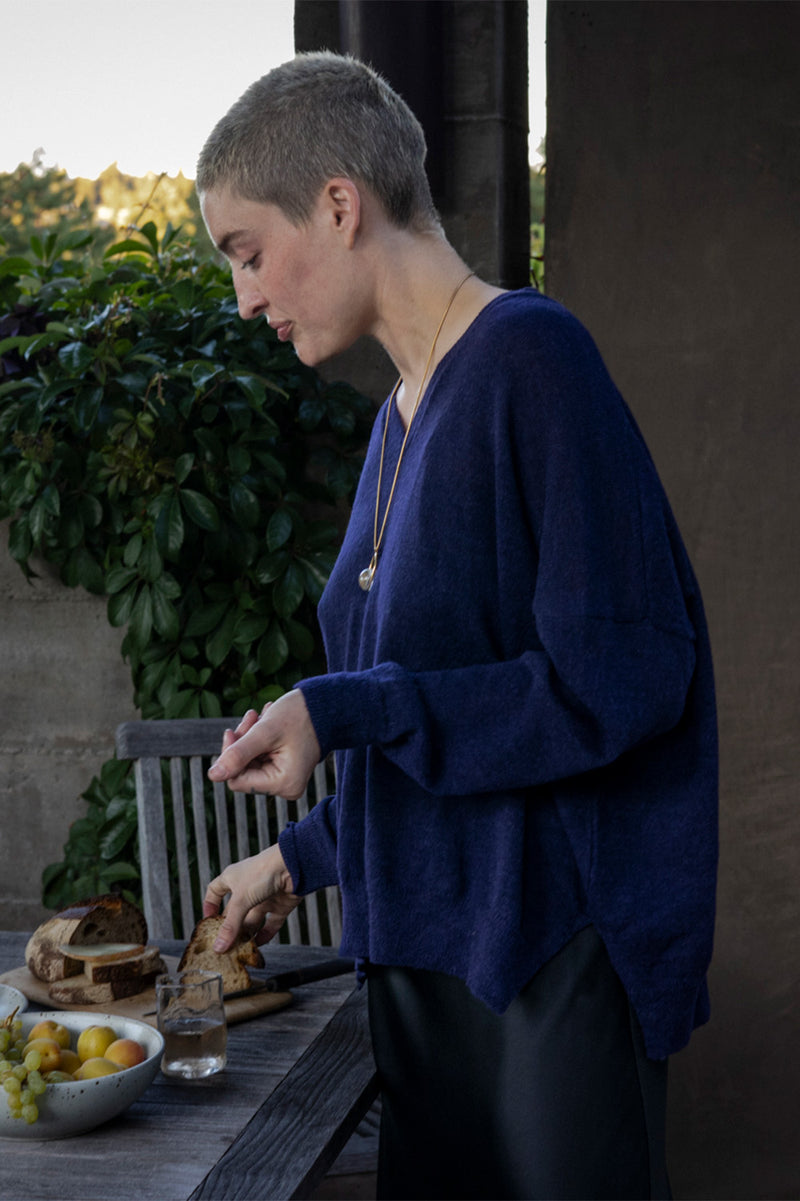 Alpaca V Neck Pullover in Midnight