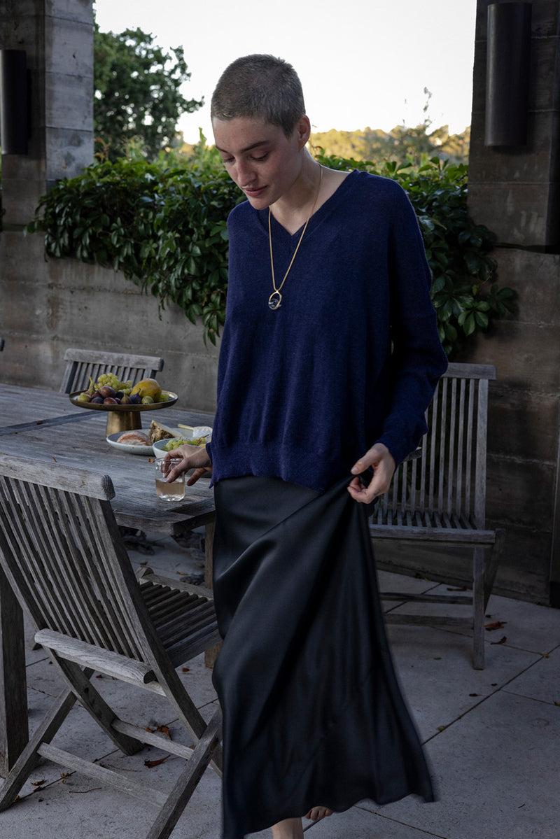 Alpaca V Neck Pullover in Midnight