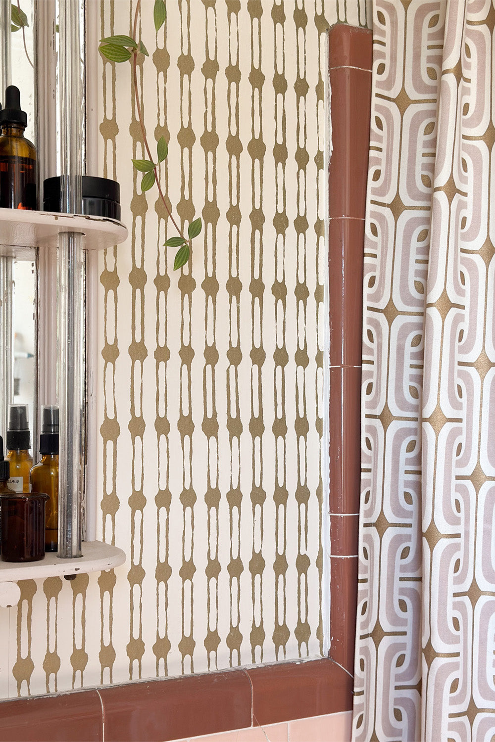Grand Jacobsen Vinyl Wallpaper in Bone/Gold