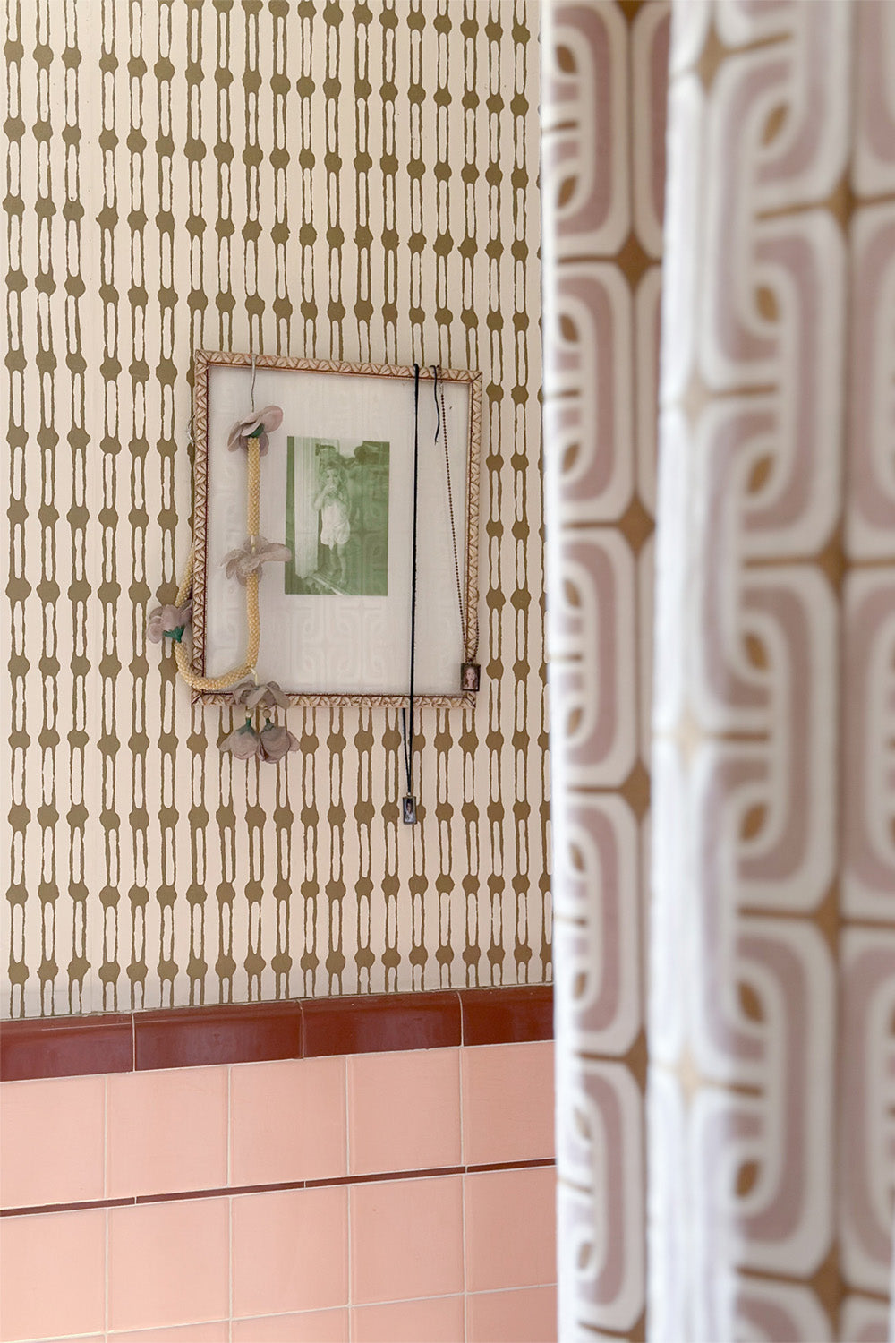 Grand Jacobsen Vinyl Wallpaper in Bone/Gold